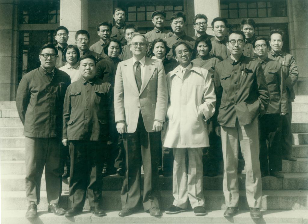 1980年于美国南加州大学管理学院院长及jimolu教授合影