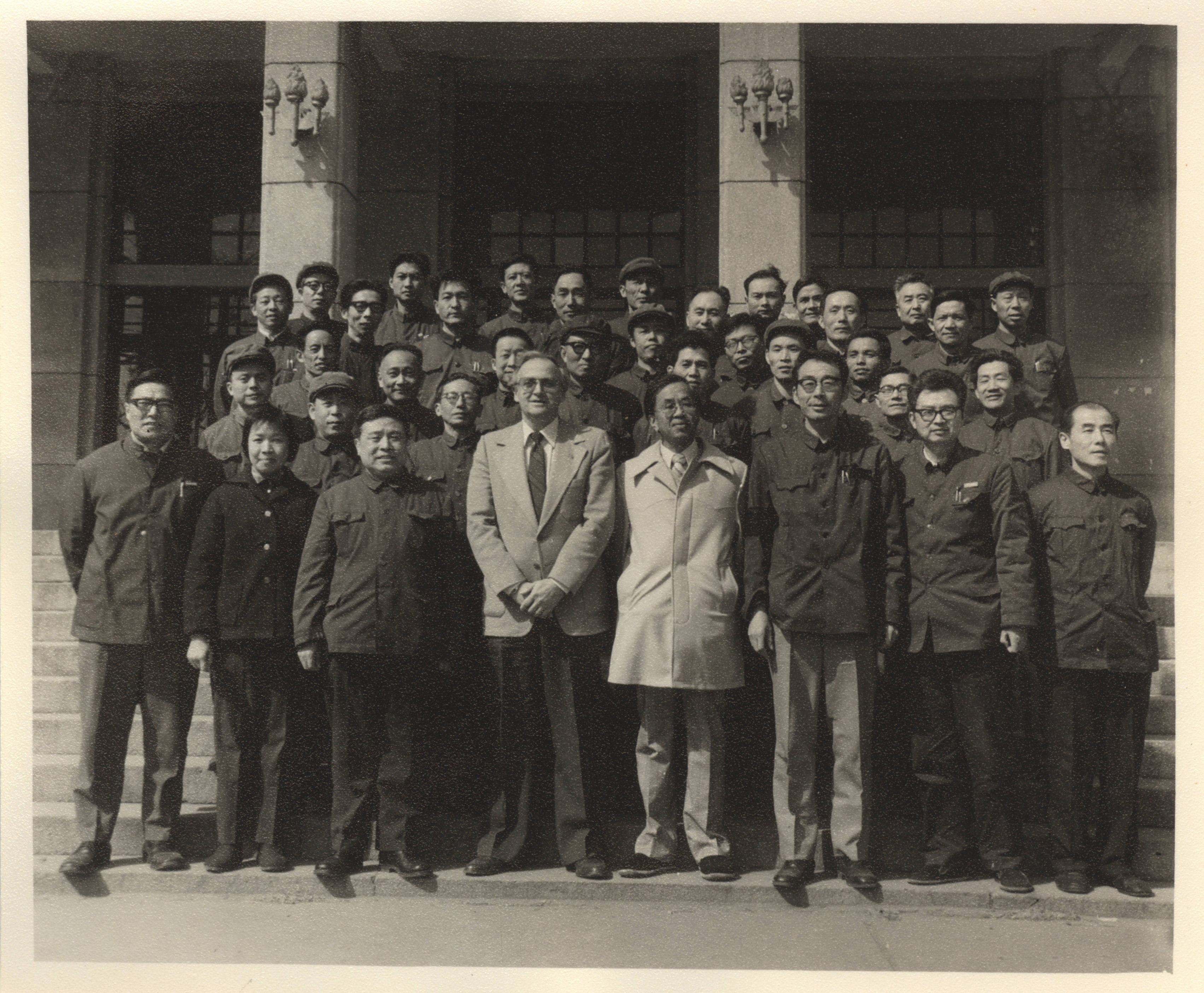 1981年3月美国南加州大学管理学院院长谢尔曼教授、詹姆斯.刘教授来我院讲学在主楼前留影