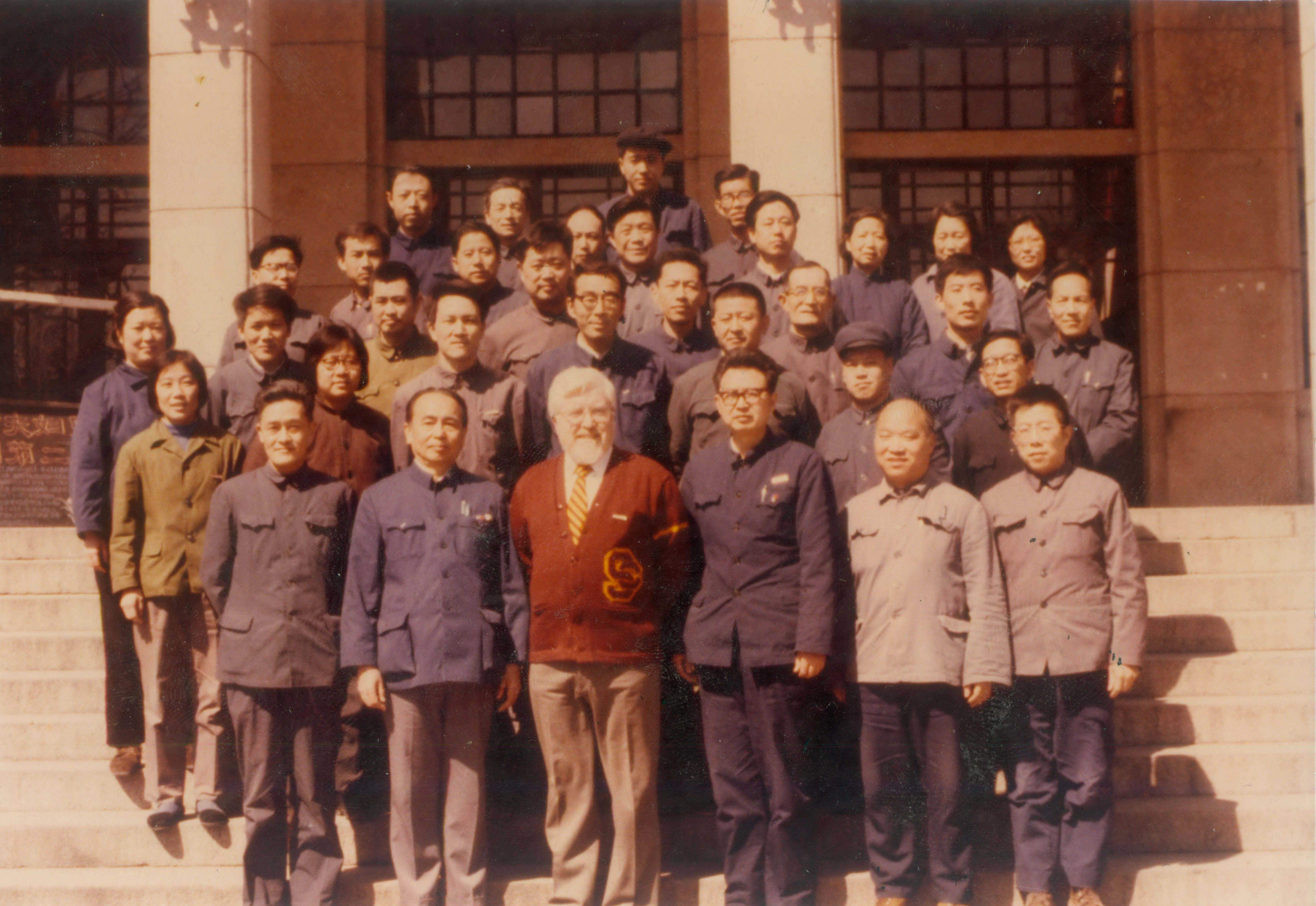 1979年北航举办系统工程班学校老师与琼斯教授合影